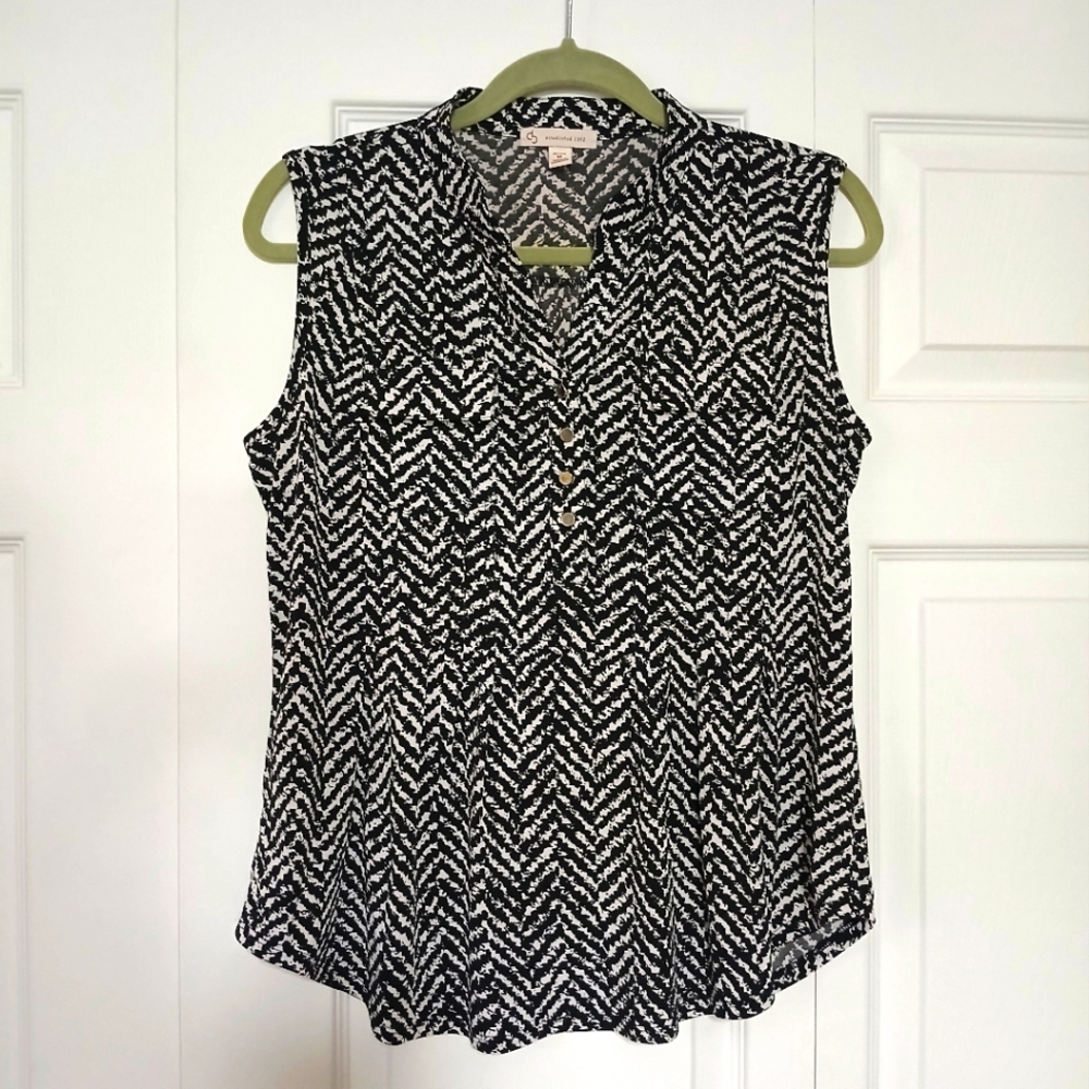 Sleeveless 4 button blouse, black & white, 2 pockets, gathered front & back.